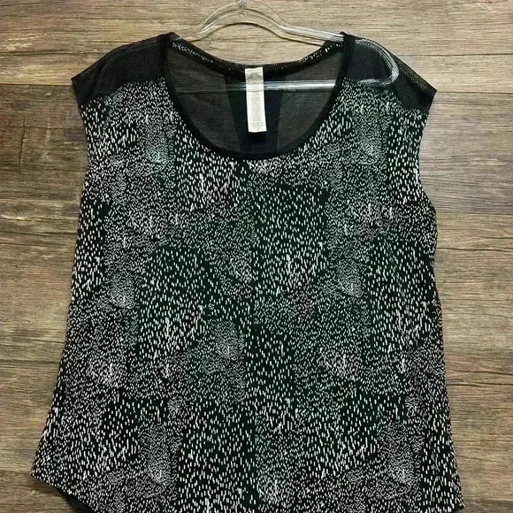 Fabletics Black and White Cap Sleeve Graphic Blouse - Picture 1 of 3